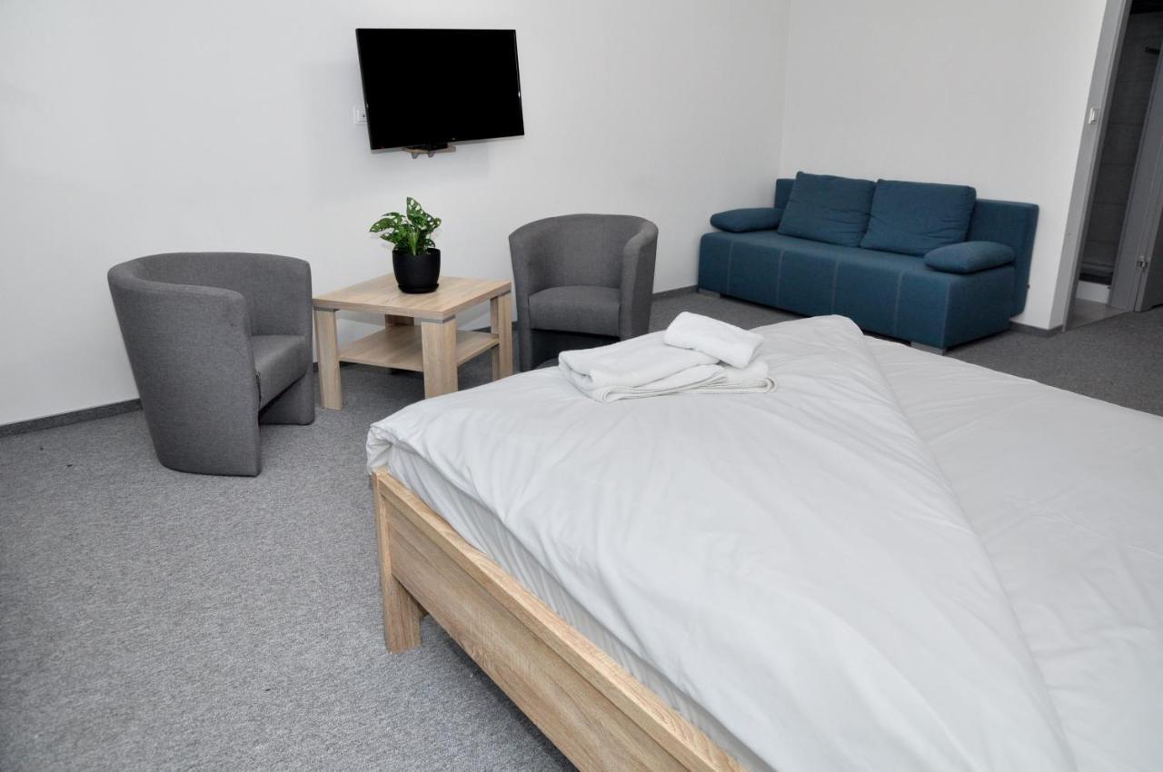 Pokoje, Apartamenty, Restauracja Marcus Oborniki Bagian luar foto